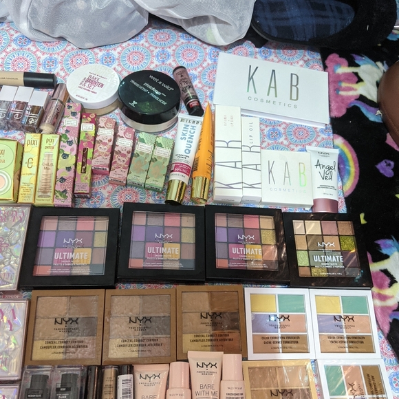 123 individual make up products - Picture 2 of 5